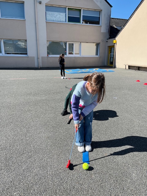 GOLF : Les élèves s’exercent sur la cour