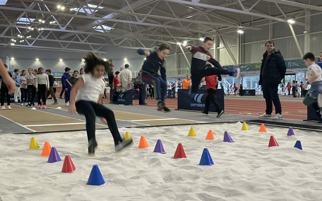 Activité athlétisme à la salle Maryvonne Dupureur Cycle 3