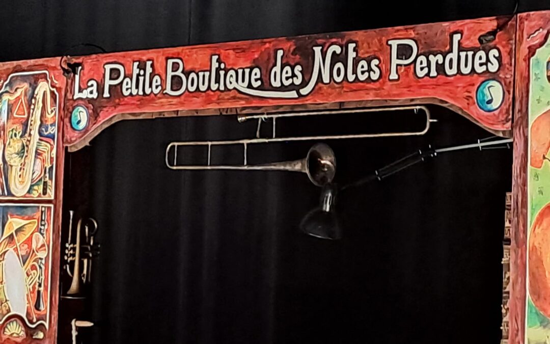 Les élèves de cycle 2 découvrent “La Petite boutique des notes perdues”.