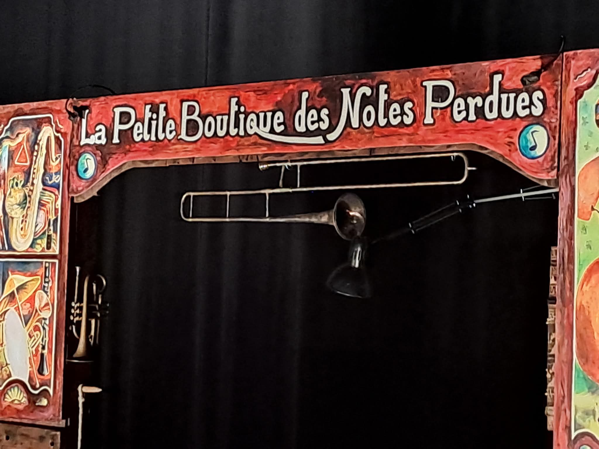 Les élèves de cycle 2 découvrent “La Petite boutique des notes perdues”.