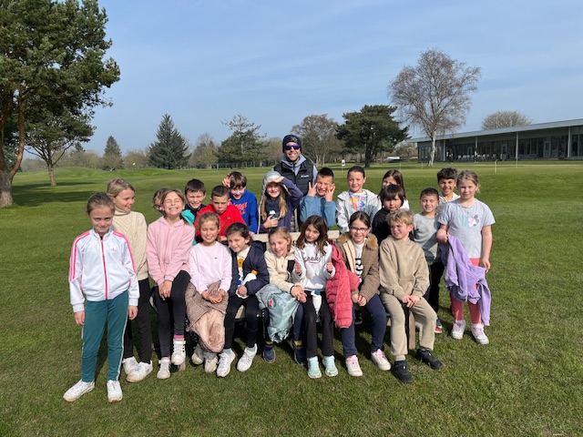 GOLF : Les élèves s’exercent sur la cour