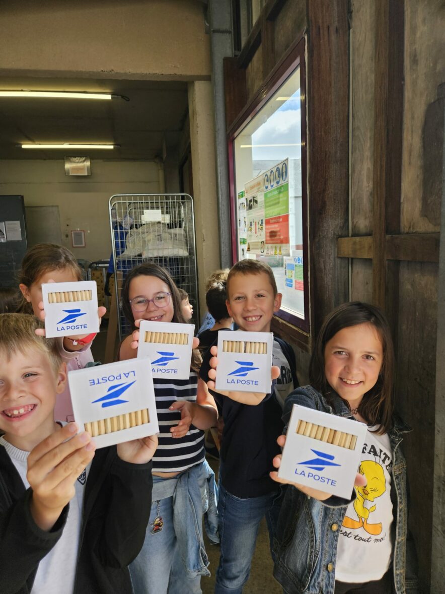 Les CE1 à la découverte des secrets de La Poste de Plérin